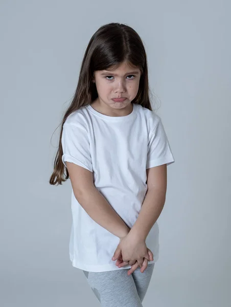 Portret Całkiem Młodego Dziecka Szuka Nieszczęśliwego Smutnego Podejmowania Śmieszne Słodkie — Zdjęcie stockowe