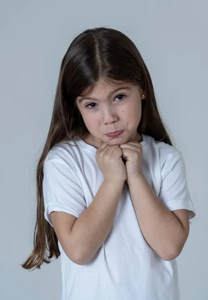 Retrato Uma Menina Tímida Bonito Olhando Arrependido Tímido Para Câmera — Fotografia de Stock