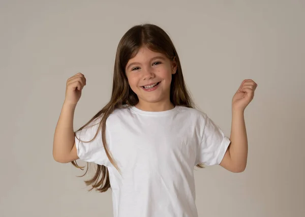 Zavřít Portrét Roztomilá Okouzlující Šťastná Vzrušená Vtipná Veselá Mladá Dívka — Stock fotografie