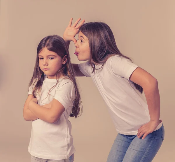 Retrato Irmãos Interagindo Tendo Uma Discussão Irmã Mais Velha Colando — Fotografia de Stock