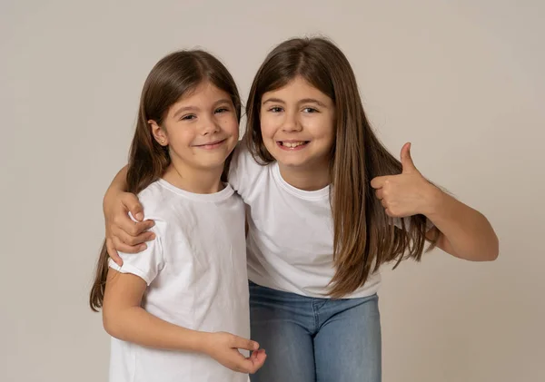 2人の陽気な兄弟の姉妹のかわいい肖像画は カメラのために抱き合って笑いながら楽しんでいます コピースペース付きのスタジオショット 家族と子供の幸せな瞬間で一緒に — ストック写真