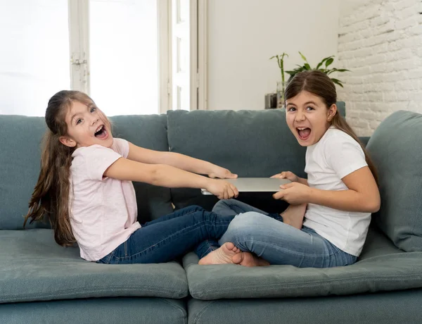 Jüngere Und Ältere Mädchen Streiten Sich Laptops Und Spielen Internet — Stockfoto
