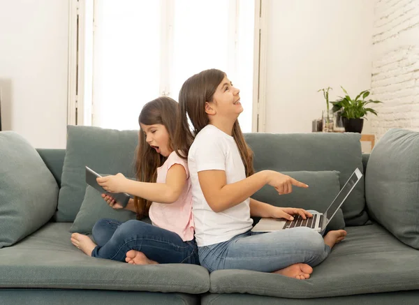 Hermosa Linda Niña Con Tableta Hermana Mayor Con Portátil Jugando — Foto de Stock