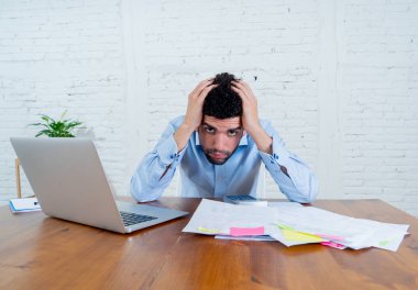 Genç girişimci küçük işletme sahibi faturaları ve yatırım giderleri para sorunları olan ödeme. Öfkeli ve umutsuz adam duygu stüdyo ev ofisinde mali çalışma sırasında stresli.