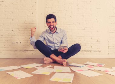 Mutlu başarılı girişimci adam yeni boş stüdyo ofis evde bütçe ve faturaları hesaplanması kağıtları ile çevrili. Küçük işletme sahibi, Finans, Mortgage ve Para finansal planlama kavramı.