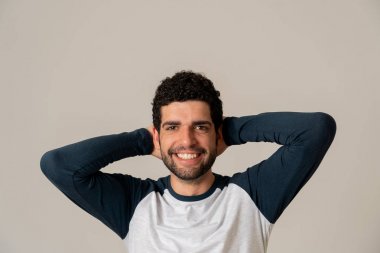 Mutlu yüz ve güzel bir gülümseme ile çekici genç model portresi. Yakışıklı hipster sakallı adam 20'li. Stüdyo çekimi. İnsanlar, moda ve insan yüz ifadeleri ve duygular.