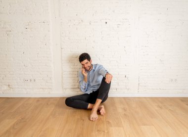 Neşeli genç hipster yeni sahibi yeni boş dairesinde akıllı cep telefonu yla konuşurken ev yatırımı ile mutlu ailesiyle haber paylaşımı na taşınmaya hazır. Başarılı emlak ev alıcı olarak.