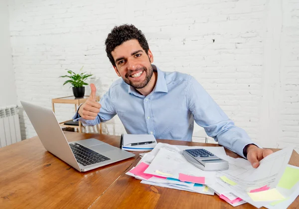 Gelukkige Aantrekkelijke Ondernemer Man Berekent Kosten Kosten Hypotheek Belastingen Het — Stockfoto