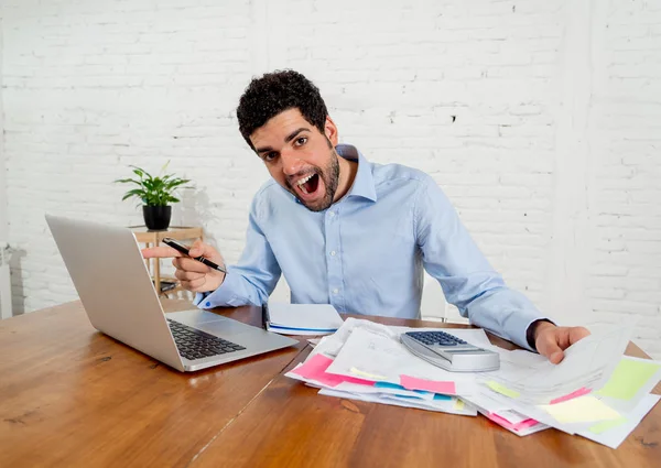 Empresário Atraente Feliz Homem Calculando Custos Encargos Hipoteca Impostos Pagar — Fotografia de Stock