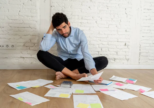 Bezorgd Jonge Man Gevoel Gestrest Wanhopig Grond Bij Nieuwe Kantoor — Stockfoto