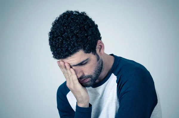 Joven Hombre Triste Preocupado Preocupado Parece Deprimido Desesperado Sintiendo Dolor — Foto de Stock