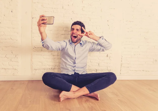 Alegre Joven Hipster Nuevo Propietario Tomando Selfie Con Teléfono Móvil —  Fotos de Stock