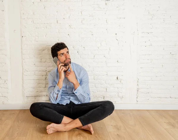 Vrolijke Jonge Hipster Nieuwe Eigenaar Praten Slimme Mobiele Telefoon Zijn — Stockfoto