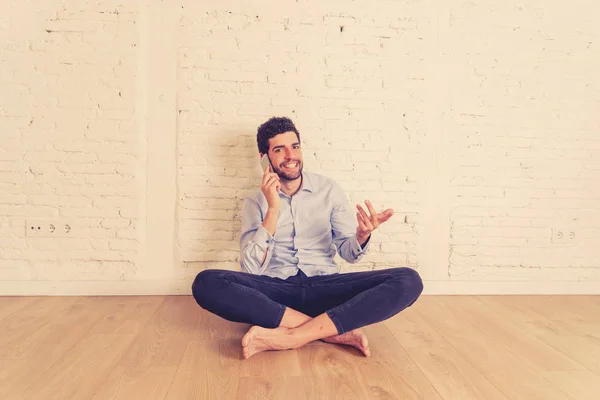 Alegre Joven Hipster Nuevo Propietario Hablando Teléfono Móvil Inteligente Nuevo —  Fotos de Stock