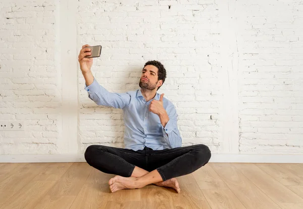 Joven Blogger Hipster Feliz Filmando Video Tomando Selfie Para Red —  Fotos de Stock