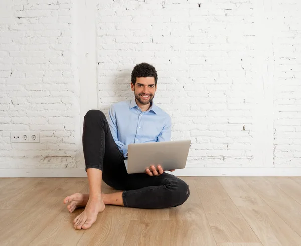 Alegre Joven Hipster Nuevo Propietario Ordenador Portátil Nuevo Apartamento Vacío — Foto de Stock