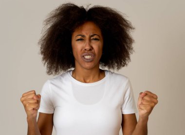 Kızgın ve stresli yüzü ile çekici sinirli Afrikalı Amerikalı kadının portresi. Deli ve çılgın bağırışlar ve öfkeli jestler yapmak. Yüz ifadeleri ve duygular ve ruh sağlığı.