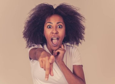 Güzel şok afro-amerikan kadın görünümlü ve inanılmaz bir şey işaret ya da sürpriz ve mutlu yüz ve jestleri ile büyük bir başarı sahip. İnsanlar ve insan duygu ve ifadeler.