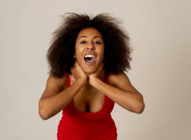 Güzel genç afro-amerikan kadın gülme ve kırmızı yaz üst poz hayatın tadını mutlu portresi. Görüntü reklam için dostu. İnsanlar moda İnsan duyguları ve ifadeleri.