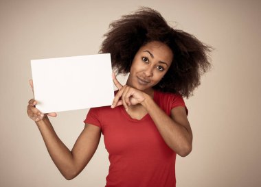 Komik ve çekici genç Afro-Amerikan kadın gösteren ve metin için kopya alanı ile boş tahta işaret. Neşeli karışık Yarış kadın reklam için boş poster tutan. Pazarlama konsepti.