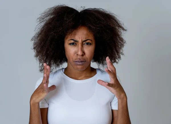 Retrato Mulher Afro Americana Frustrada Atraente Com Rosto Irritado Estressado — Fotografia de Stock