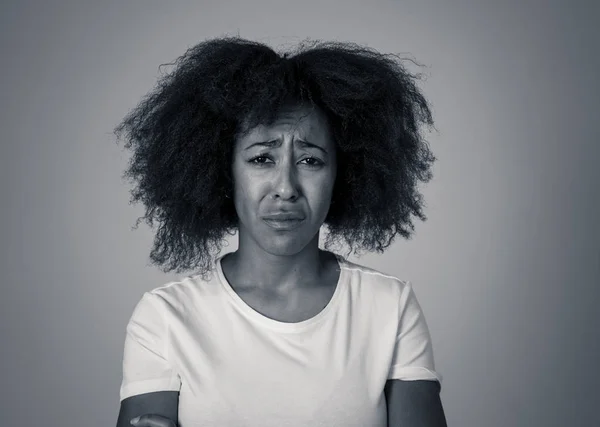 Ritratto Donna Afroamericana Sofferente Dal Volto Triste Esausto Preoccupata Riflessiva — Foto Stock