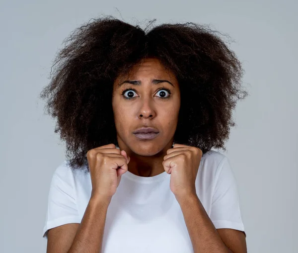 두려움과 충격을 느끼는 아프리카 미국인 여성의 초상화는 두려움 제스처를 만듭니다 — 스톡 사진