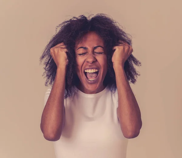 怒りとストレスの多い顔をしたアフリカ系アメリカ人女性の肖像画 狂った叫び声を上げ 不安に苦しむ激しいジェスチャーを作る 人間の感情や表情 メンタルヘルス — ストック写真