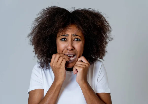 Retrato Jovem Afro Americana Sentindo Assustada Chocada Fazendo Medo Gestos — Fotografia de Stock