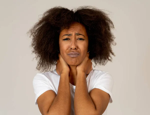 Retrato Mulher Afro Americana Sofrimento Com Rosto Triste Exausto Olhando — Fotografia de Stock