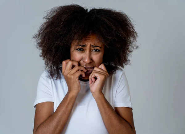Πορτρέτο Της Νεαρής Αφροαμερικανικής Γυναίκας Νιώθοντας Φοβισμένος Και Σοκαρισμένος Κάνοντας — Φωτογραφία Αρχείου