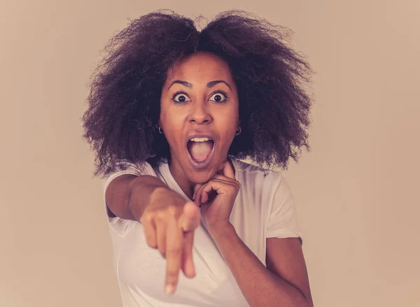 Schöne Schockierte Afrikanisch Amerikanische Frau Die Auf Etwas Unglaubliches Schaut — Stockfoto