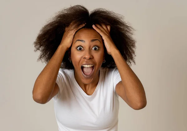 Mooie Geschokt Afro Amerikaanse Vrouw Zoek Wijzend Naar Iets Ongelofelijk — Stockfoto