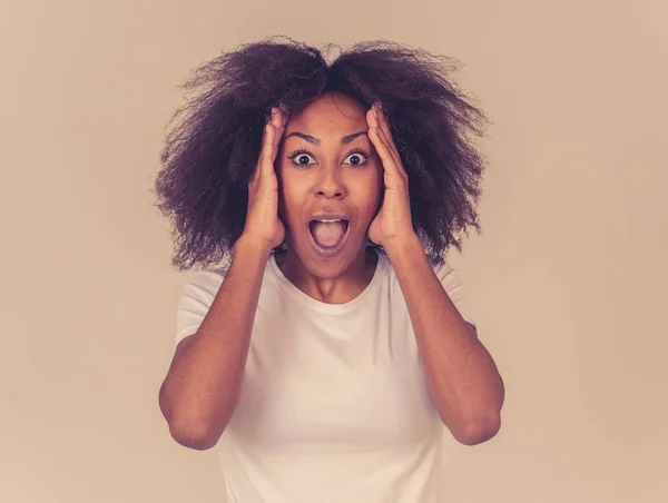 Hermosa Mujer Afroamericana Impactada Mirando Señalando Algo Increíble Teniendo Gran —  Fotos de Stock