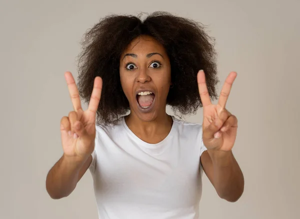 Retrato Mujer Joven Afroamericana Atractiva Confiada Con Expresiones Faciales Felices —  Fotos de Stock