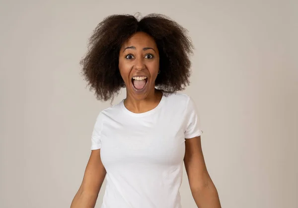 Primer Plano Retrato Atractiva Mujer Afroamericana Con Cara Feliz Hermosa —  Fotos de Stock