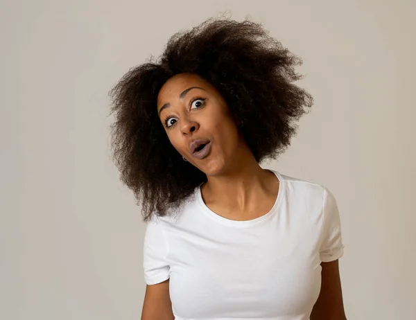 Retrato Mujer Joven Afroamericana Atractiva Confiada Con Expresiones Faciales Felices —  Fotos de Stock