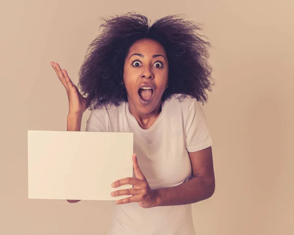 Grappig Aantrekkelijk Afro Amerikaanse Vrouw Met Lege Poster Met Kopieer — Stockfoto