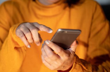 Genç kadın veya genç renkli arka plan ve ekran ışığında Internet ve mobil bağımlılığı Cyberbullying iletişim içinde sosyal medya app ve Modern teknoloji kavramı üzerinde metin gönderme.