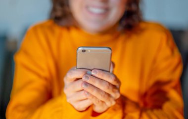 Neşeli mutlu genç kadın ya da bir metin gönderme ve sosyal medyada sohbet veya iletişim yeni teknoloji telefon bağımlılığı app ve parlak ekran ışık Online Tarih kavramı flört genç.