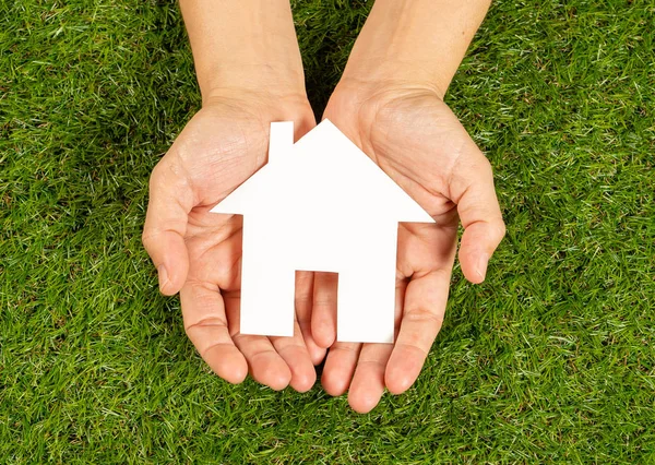 Conceptuele Afbeelding Van Vrouw Handen Met Witte Huis Groen Gras — Stockfoto