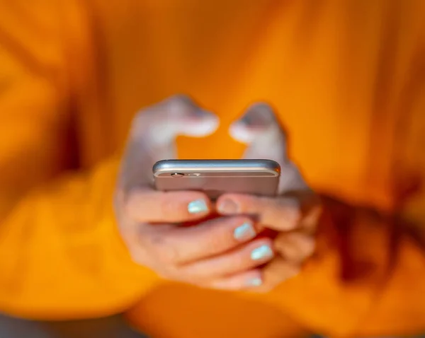 Manos Mujer Joven Adolescente Enviando Texto Aplicación Redes Sociales Internet — Foto de Stock