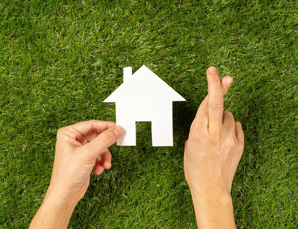 Handen Van Vrouw Met Witte Huis Vingers Gekruist Groen Gras — Stockfoto