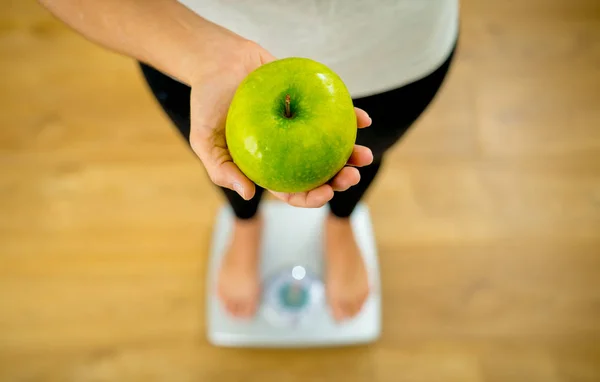 在营养排毒和健康生活方式概念中 妇女在手上拿着新鲜的水果青苹果快乐的身体减肥和健康食品的饮食习惯 — 图库照片
