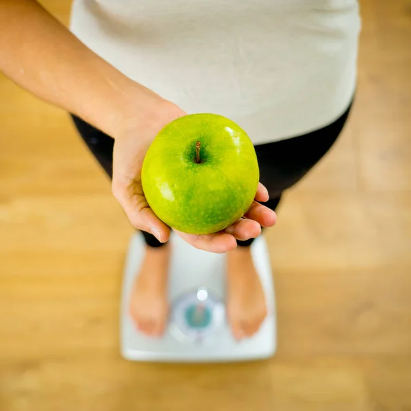 在营养排毒和健康生活方式概念中 妇女在手上拿着新鲜的水果青苹果快乐的身体减肥和健康食品的饮食习惯 — 图库照片