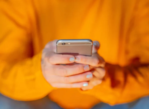 Mãos Mulher Jovem Adolescente Enviando Texto Aplicativo Mídia Social Internet — Fotografia de Stock