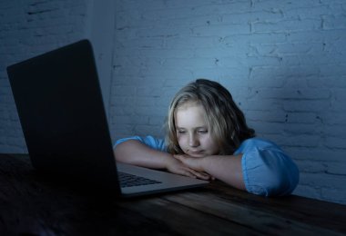 Korkmuş üzücü kız laptop acı siber zorbalık taciz umutsuz ve korkuttu hissi ile hat üzerinde kabadayılık. Stalker sosyal medya ağı ve İnternet tehlikeleri zorbalık çocuk kurbanı.