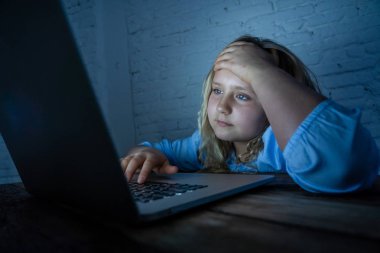 Korkmuş üzgün kız laptop taciz siber zorbalık işkence online zorbalık. Okul kız sınıf arkadaşları tarafından İnternet üzerinde aşağılanmış umutsuz ve korkutmak duygu. Zorbalık çocuk kurbanı.