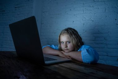 Korkmuş üzgün kız laptop taciz siber zorbalık işkence online zorbalık. Okul kız sınıf arkadaşları tarafından İnternet üzerinde aşağılanmış umutsuz ve korkutmak duygu. Zorbalık çocuk kurbanı.