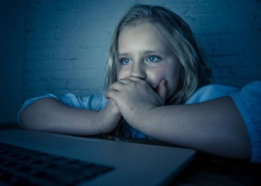 Korkmuş üzgün kız laptop taciz siber zorbalık işkence online zorbalık. Okul kız sınıf arkadaşları tarafından İnternet üzerinde aşağılanmış umutsuz ve korkutmak duygu. Zorbalık çocuk kurbanı.